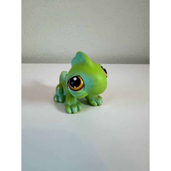 Littlest Pet Shop LPS  #29 Lizard Iguana Green Blue Brown Dot Eyes Pink Magnet - Picture 1 of 6